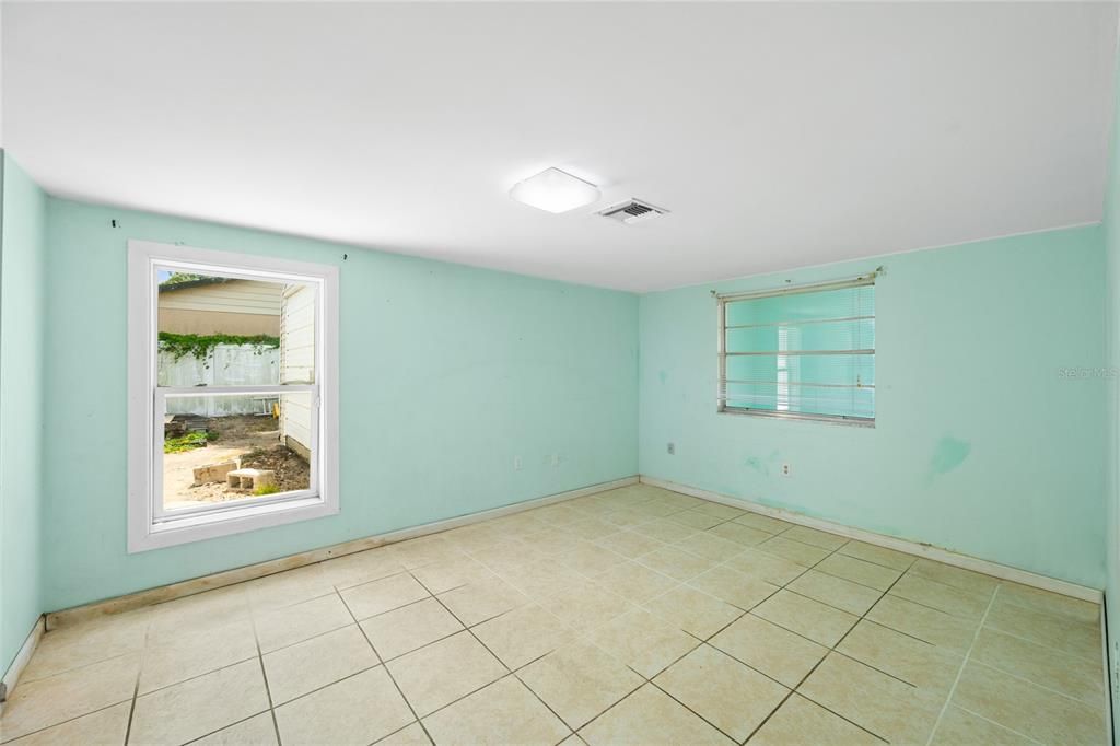 For Rent: $2,300 (3 beds, 1 baths, 1221 Square Feet)