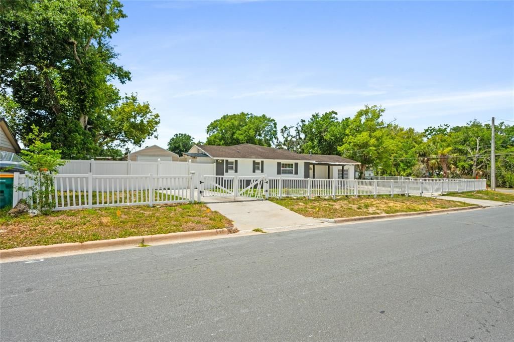 For Rent: $2,300 (3 beds, 1 baths, 1221 Square Feet)