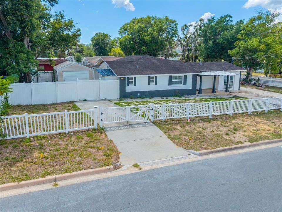 For Rent: $2,300 (3 beds, 1 baths, 1221 Square Feet)