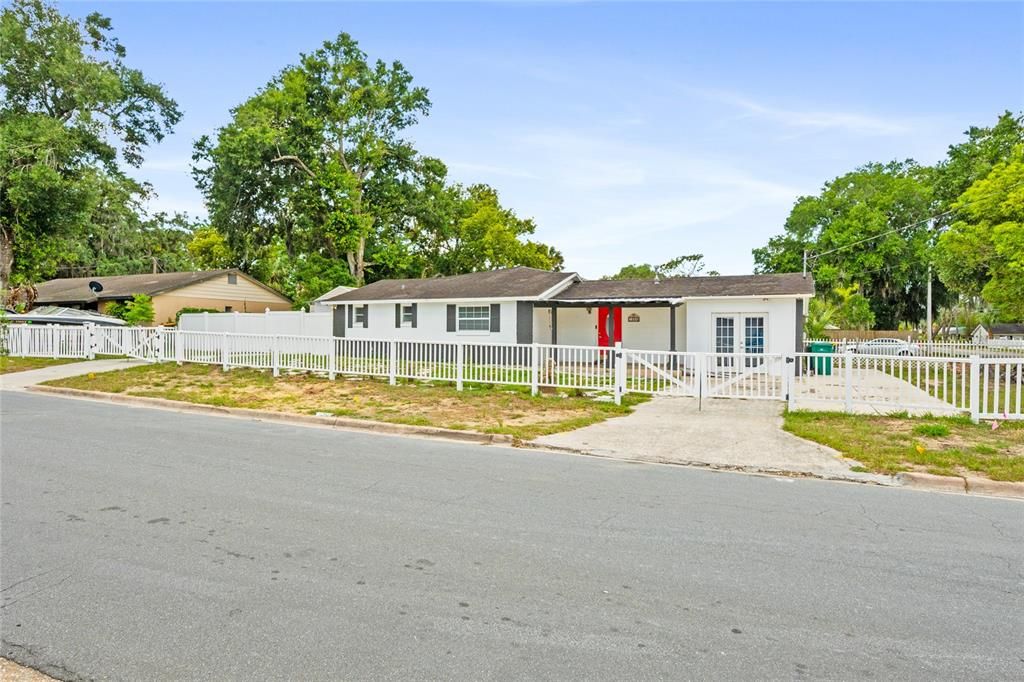 For Rent: $2,300 (3 beds, 1 baths, 1221 Square Feet)
