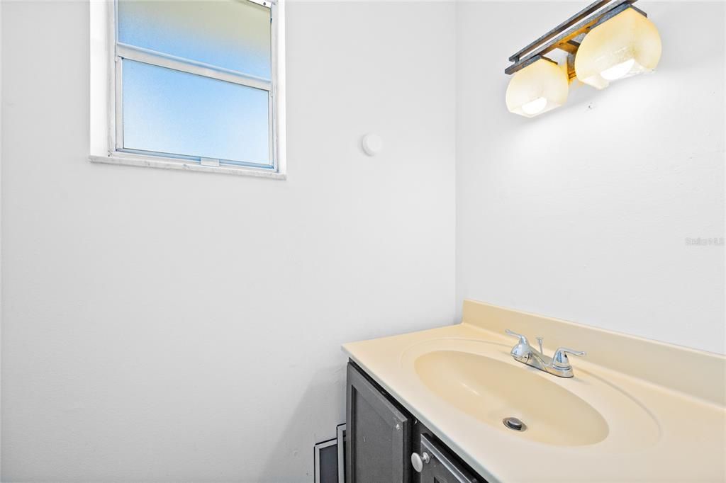For Rent: $2,300 (3 beds, 1 baths, 1221 Square Feet)