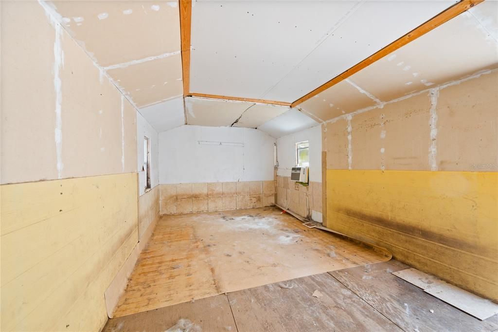 For Rent: $2,300 (3 beds, 1 baths, 1221 Square Feet)
