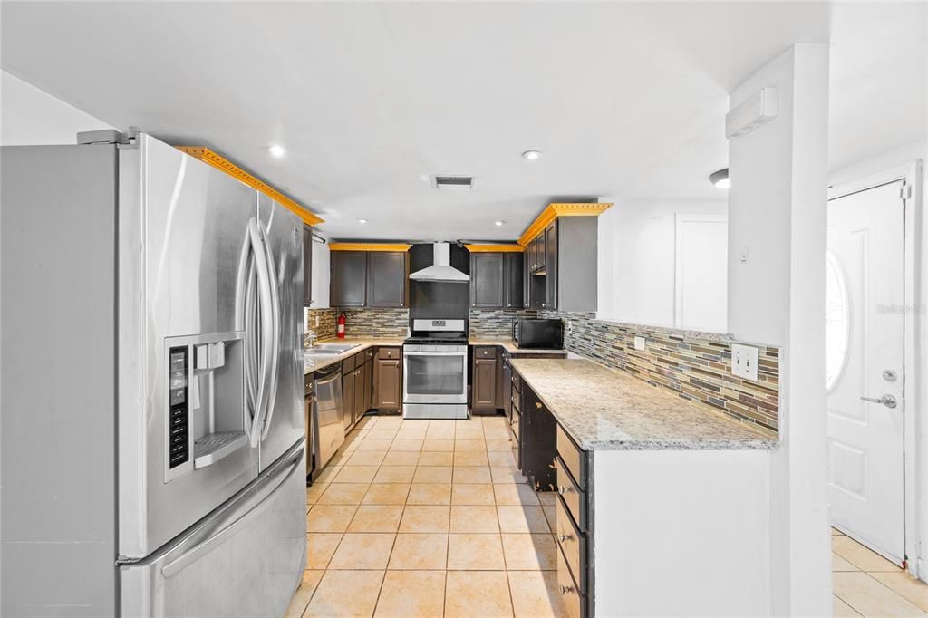 For Rent: $2,300 (3 beds, 1 baths, 1221 Square Feet)