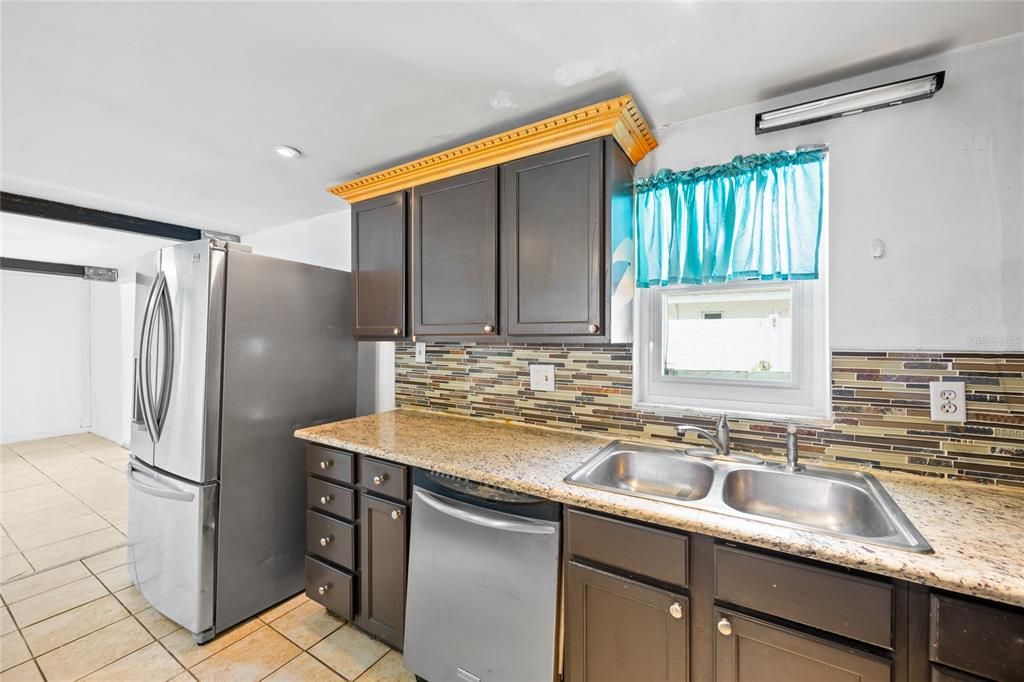 For Rent: $2,300 (3 beds, 1 baths, 1221 Square Feet)