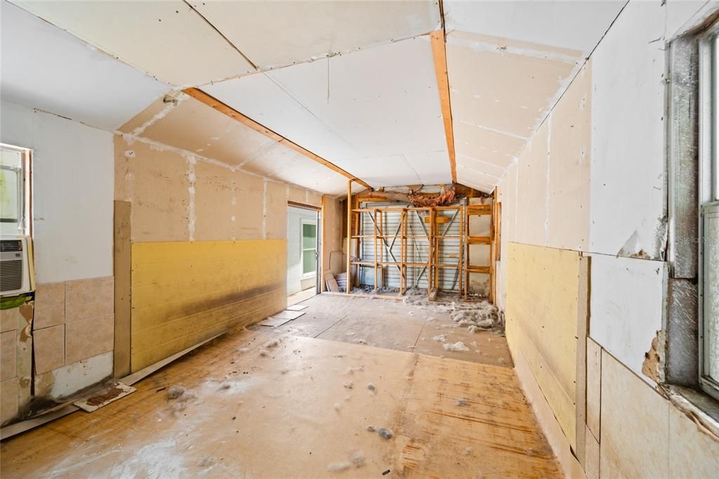 For Rent: $2,300 (3 beds, 1 baths, 1221 Square Feet)