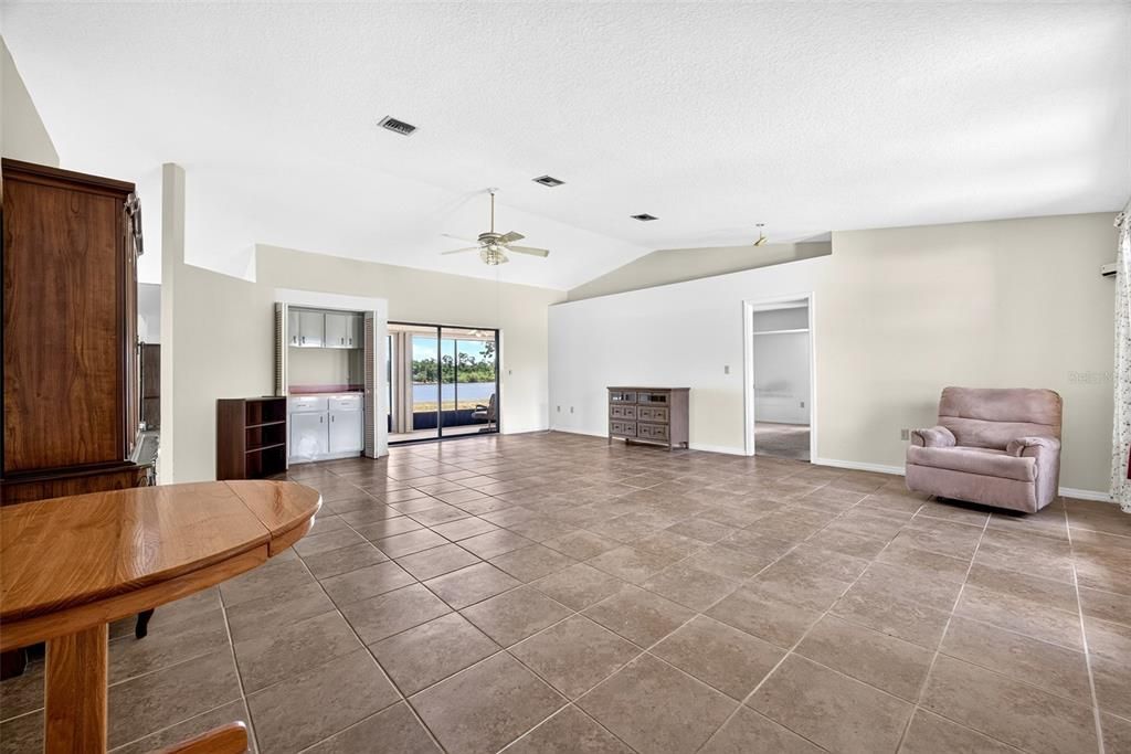 For Sale: $319,900 (3 beds, 2 baths, 1834 Square Feet)