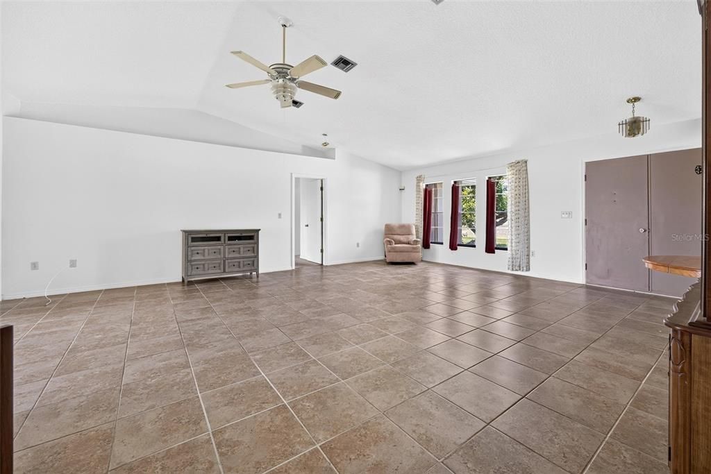 For Sale: $319,900 (3 beds, 2 baths, 1834 Square Feet)