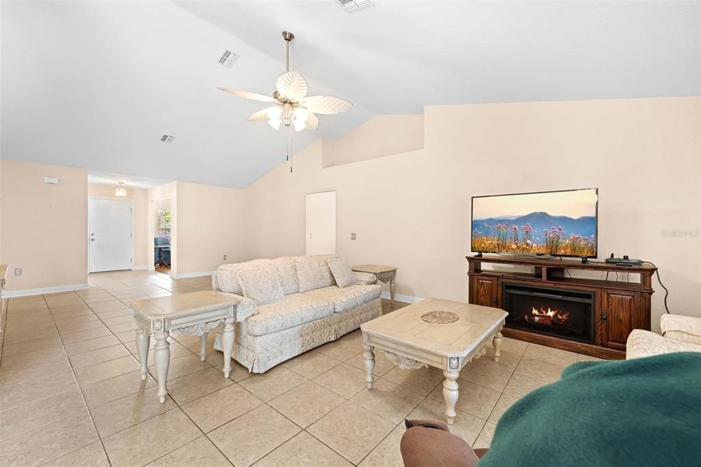 En Venta: $375,000 (4 camas, 2 baños, 2547 Pies cuadrados)