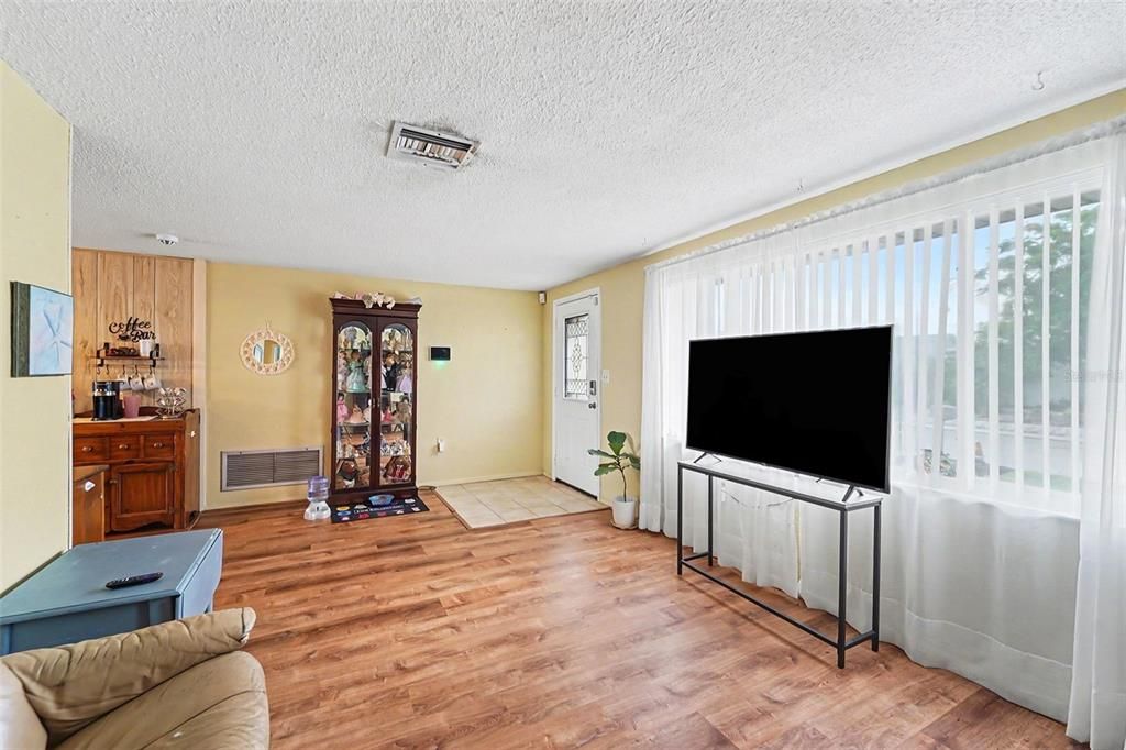 For Sale: $327,000 (3 beds, 2 baths, 1454 Square Feet)
