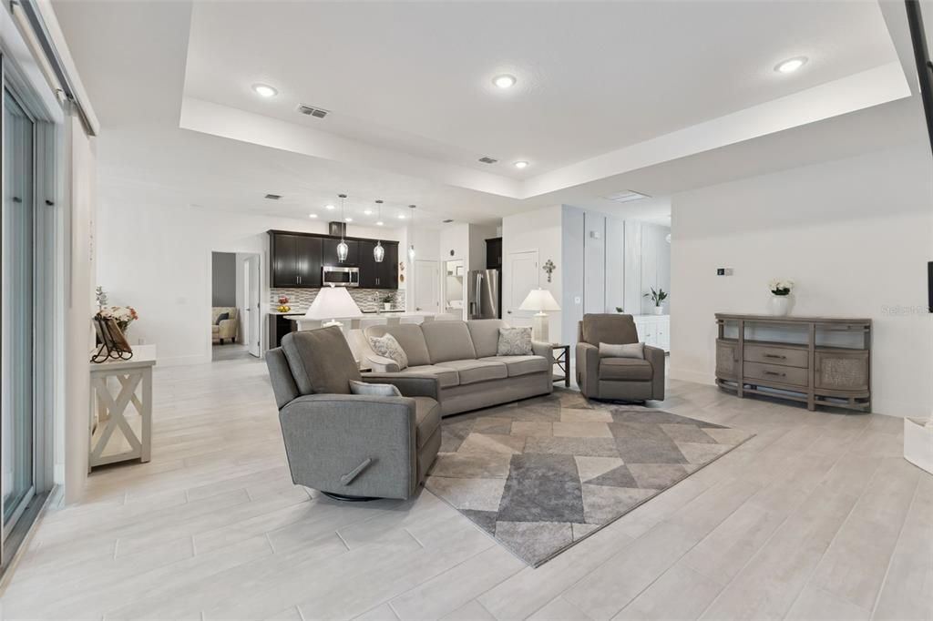 En Venta: $729,900 (4 camas, 3 baños, 2100 Pies cuadrados)