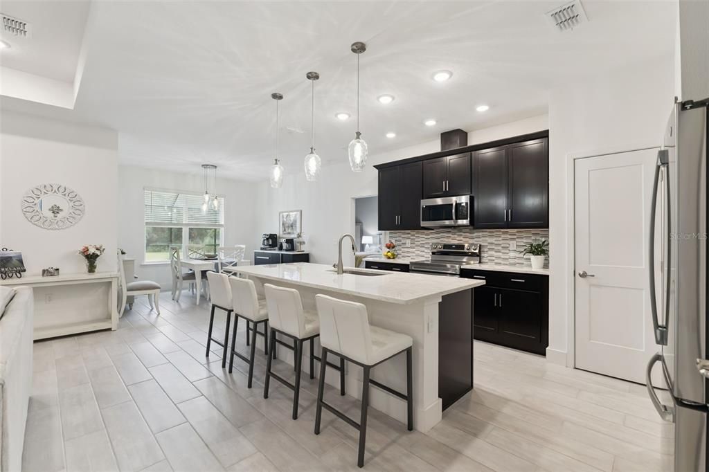 En Venta: $729,900 (4 camas, 3 baños, 2100 Pies cuadrados)