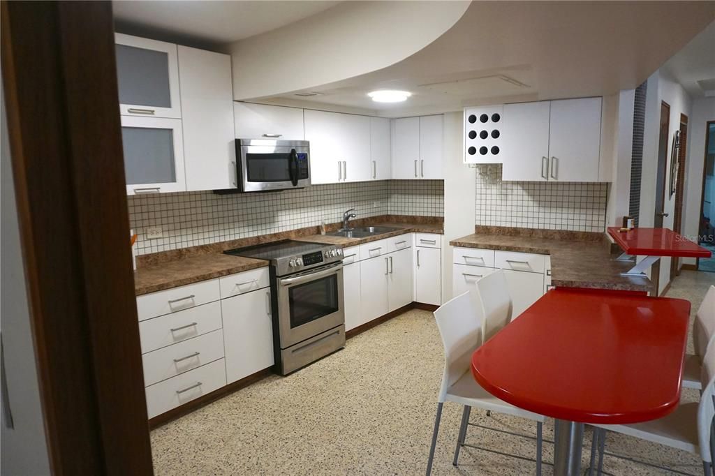 For Sale: $370,000 (2 beds, 1 baths, 857 Square Feet)