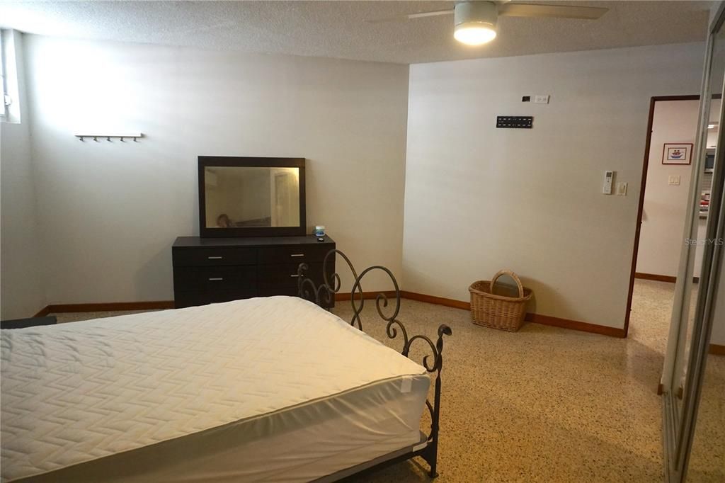 For Sale: $370,000 (2 beds, 1 baths, 857 Square Feet)