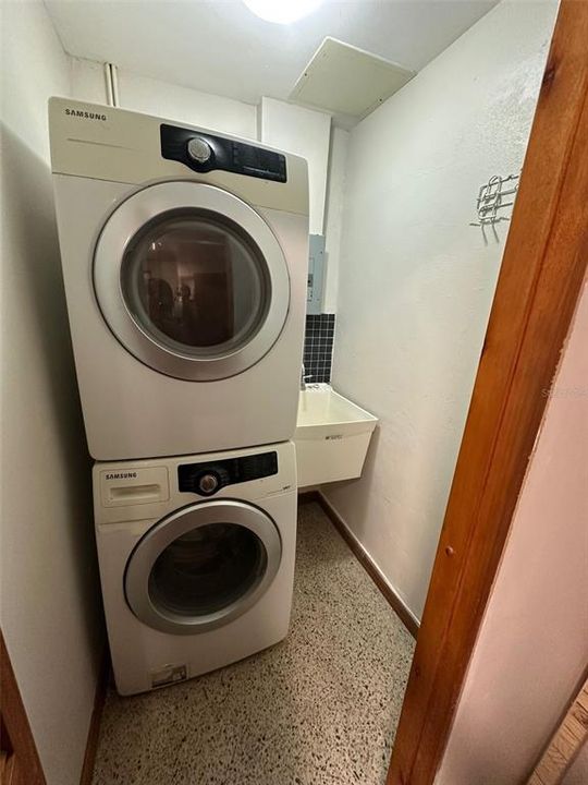 For Sale: $370,000 (2 beds, 1 baths, 857 Square Feet)
