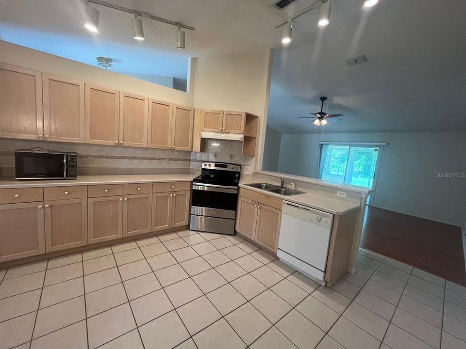 For Rent: $1,800 (3 beds, 2 baths, 1352 Square Feet)
