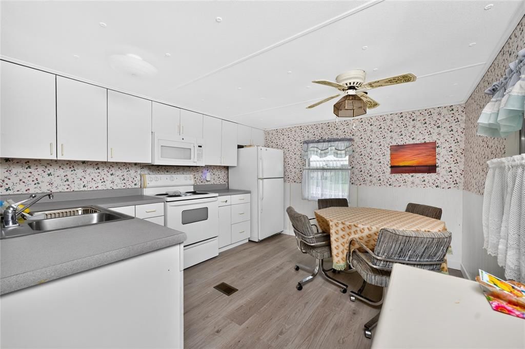 For Sale: $95,000 (2 beds, 1 baths, 624 Square Feet)