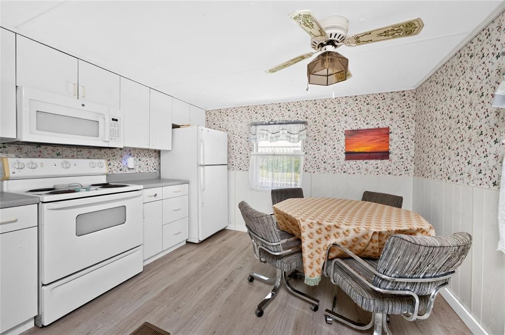 For Sale: $95,000 (2 beds, 1 baths, 624 Square Feet)