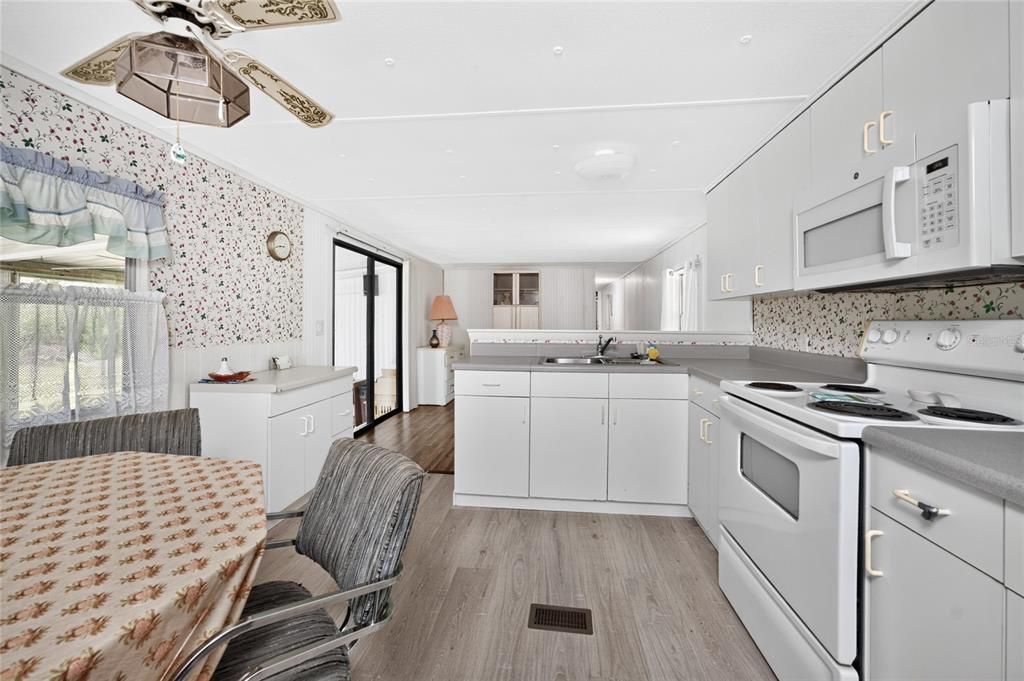 For Sale: $95,000 (2 beds, 1 baths, 624 Square Feet)