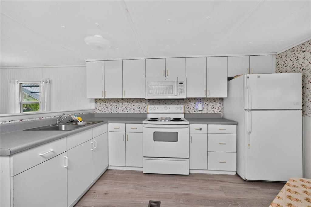 For Sale: $95,000 (2 beds, 1 baths, 624 Square Feet)