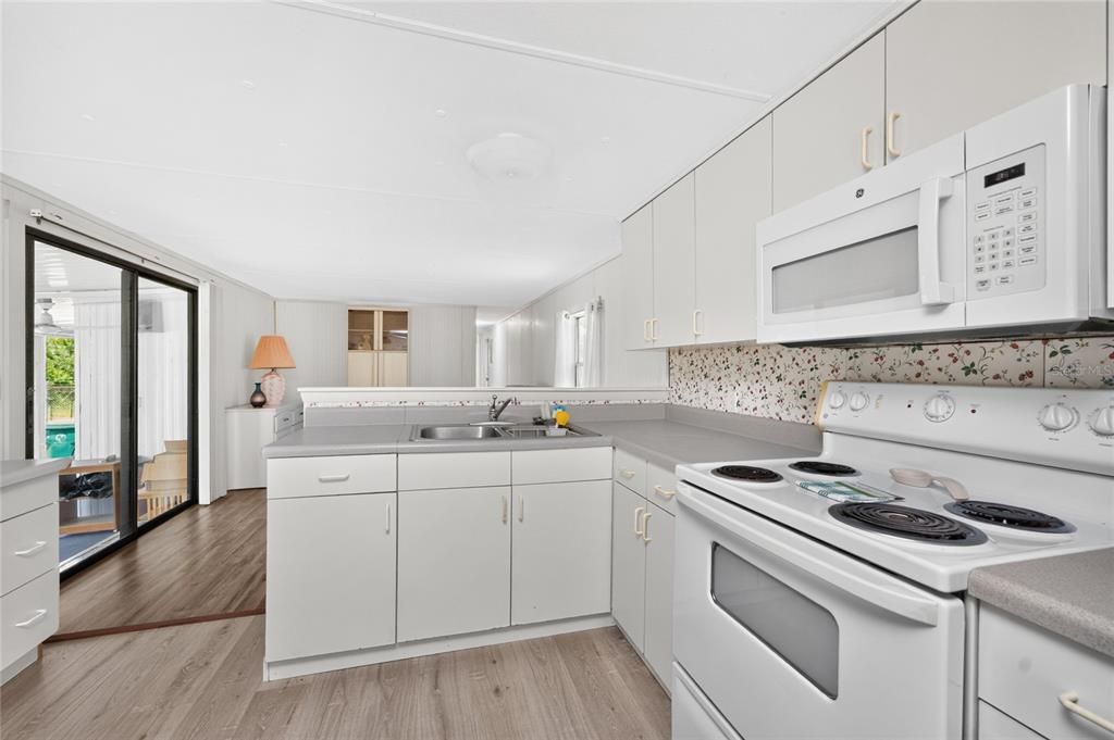For Sale: $95,000 (2 beds, 1 baths, 624 Square Feet)