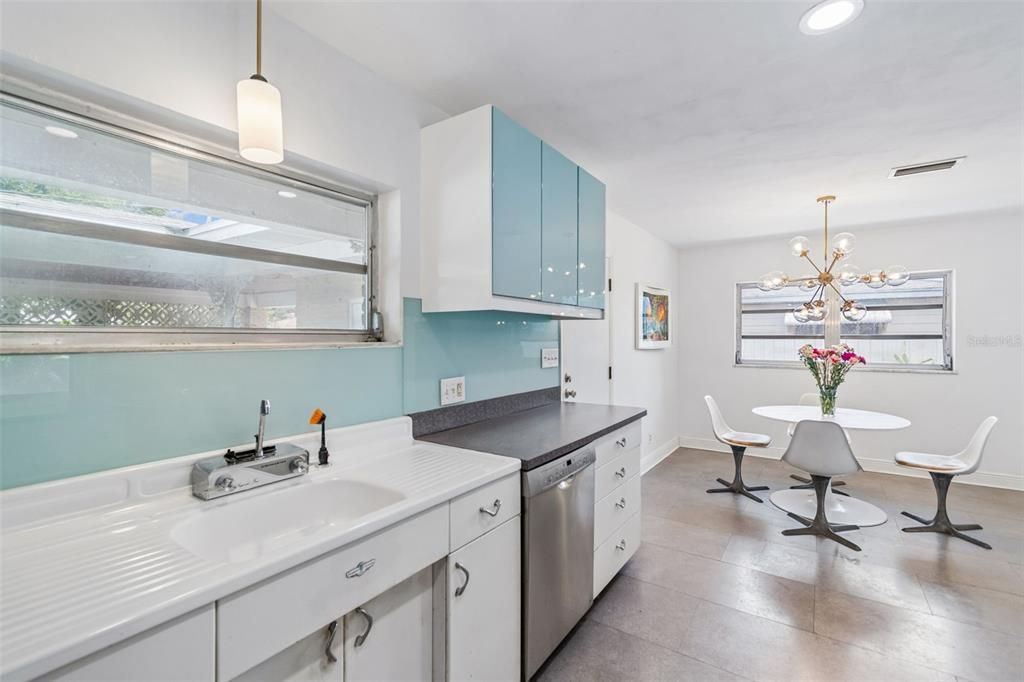 For Sale: $640,000 (3 beds, 2 baths, 1707 Square Feet)