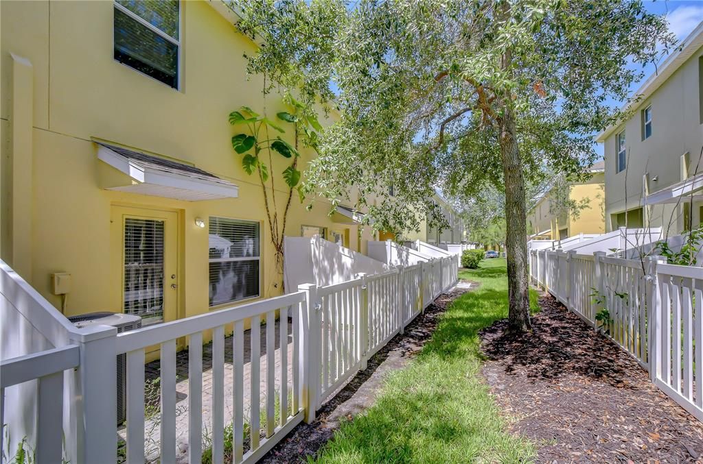 For Sale: $205,000 (2 beds, 2 baths, 1054 Square Feet)