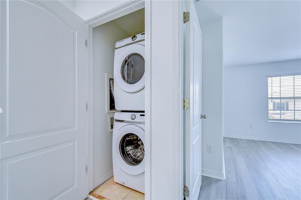 For Sale: $205,000 (2 beds, 2 baths, 1054 Square Feet)
