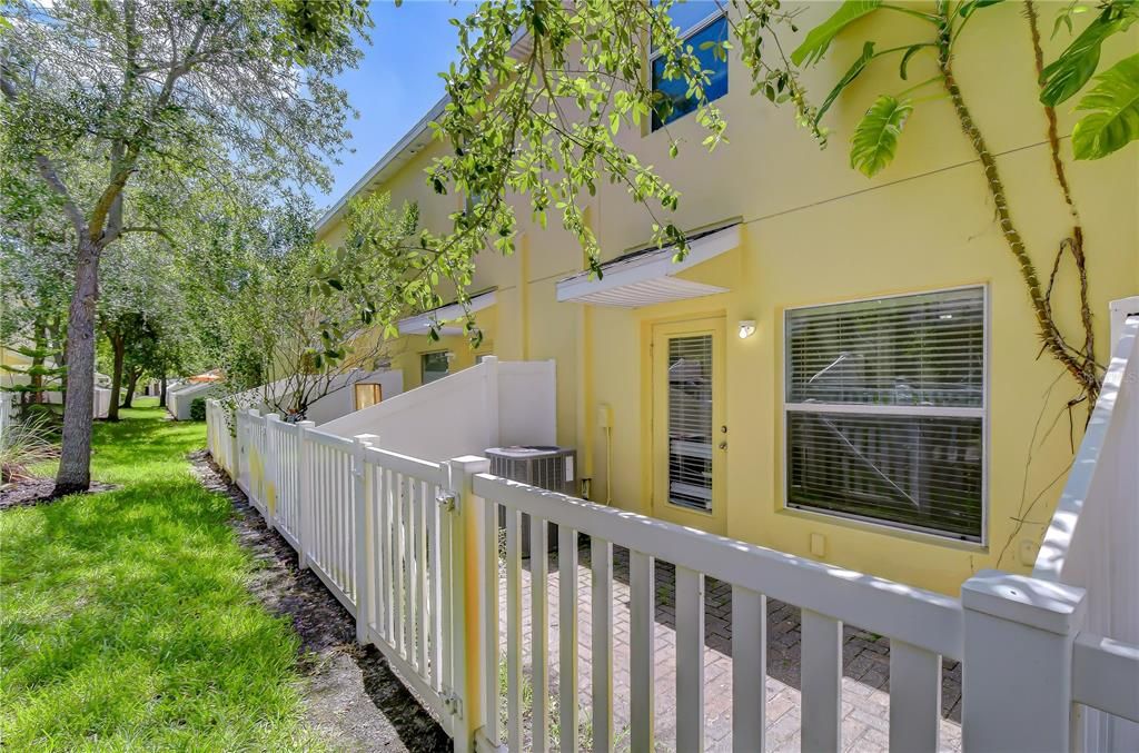 For Sale: $205,000 (2 beds, 2 baths, 1054 Square Feet)