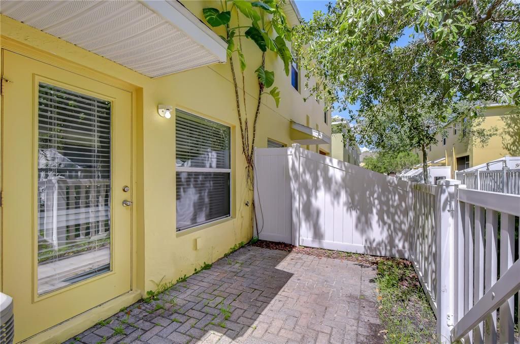 For Sale: $205,000 (2 beds, 2 baths, 1054 Square Feet)