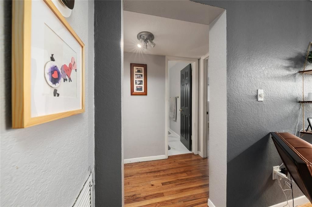 For Sale: $240,000 (2 beds, 1 baths, 1111 Square Feet)