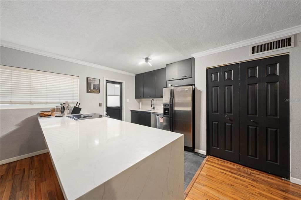 For Sale: $240,000 (2 beds, 1 baths, 1111 Square Feet)