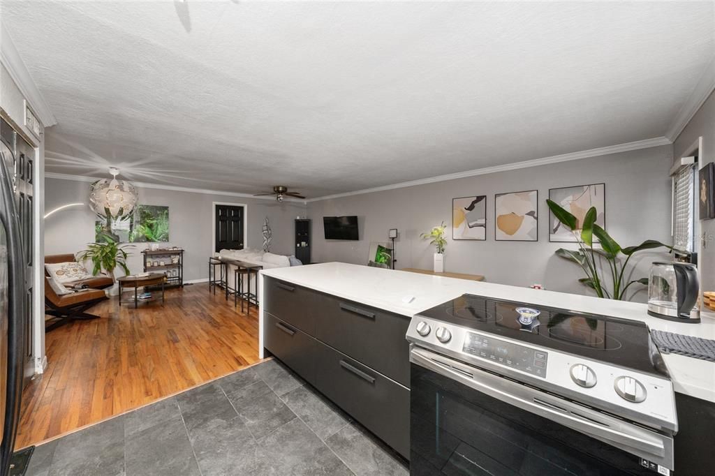 For Sale: $240,000 (2 beds, 1 baths, 1111 Square Feet)