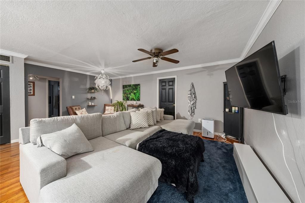 For Sale: $240,000 (2 beds, 1 baths, 1111 Square Feet)