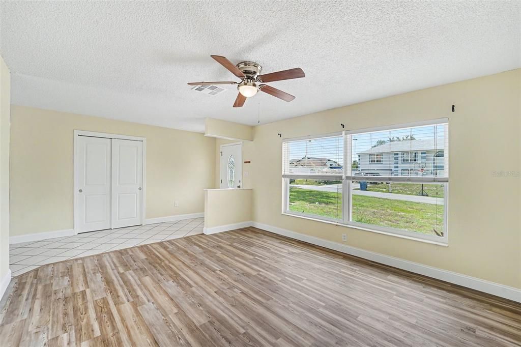 For Sale: $284,900 (3 beds, 2 baths, 1356 Square Feet)