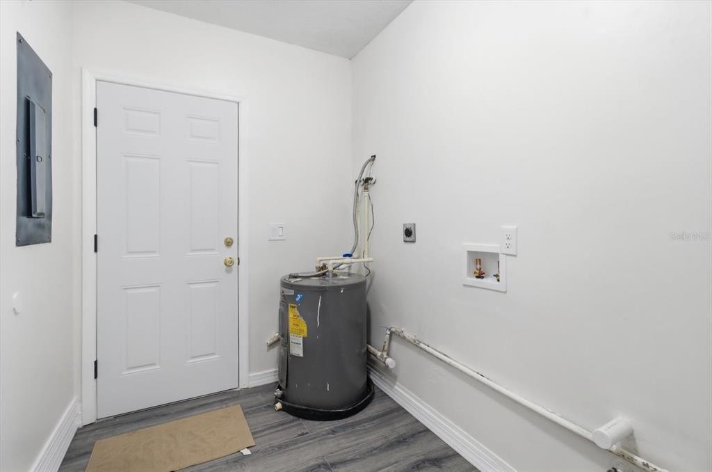 For Sale: $320,000 (3 beds, 2 baths, 1897 Square Feet)