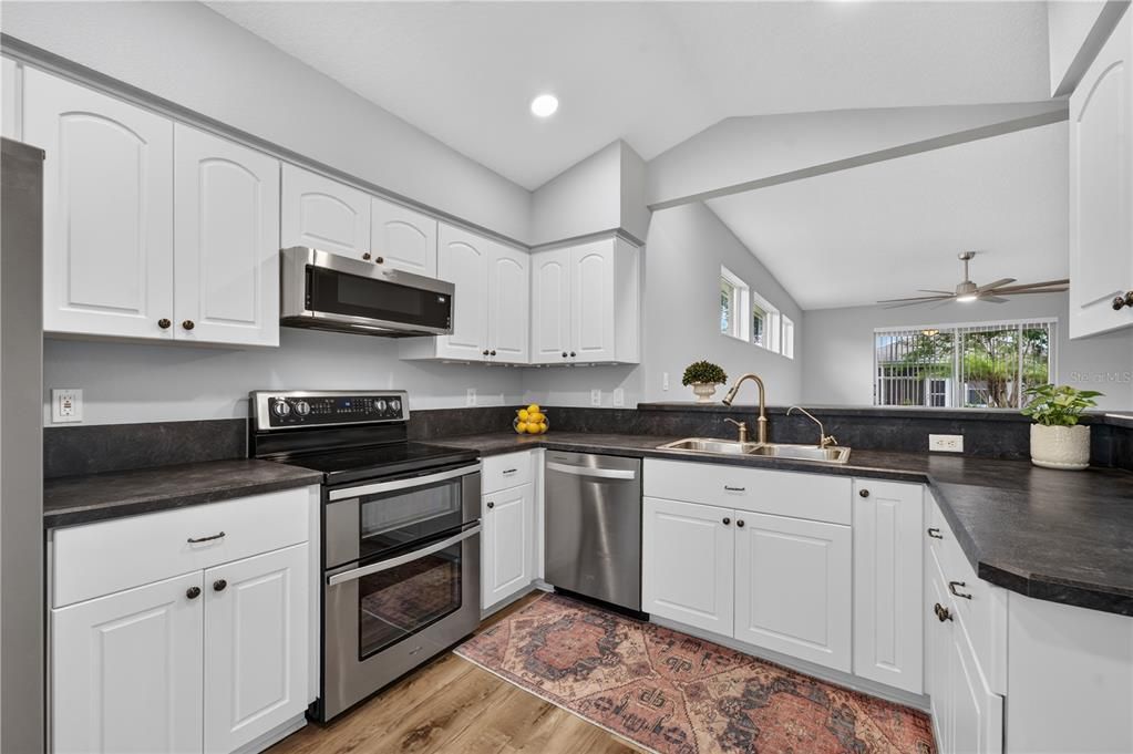 For Sale: $315,000 (3 beds, 2 baths, 1601 Square Feet)