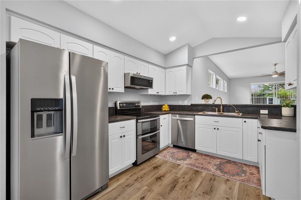 For Sale: $315,000 (3 beds, 2 baths, 1601 Square Feet)