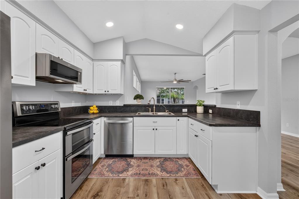 For Sale: $315,000 (3 beds, 2 baths, 1601 Square Feet)