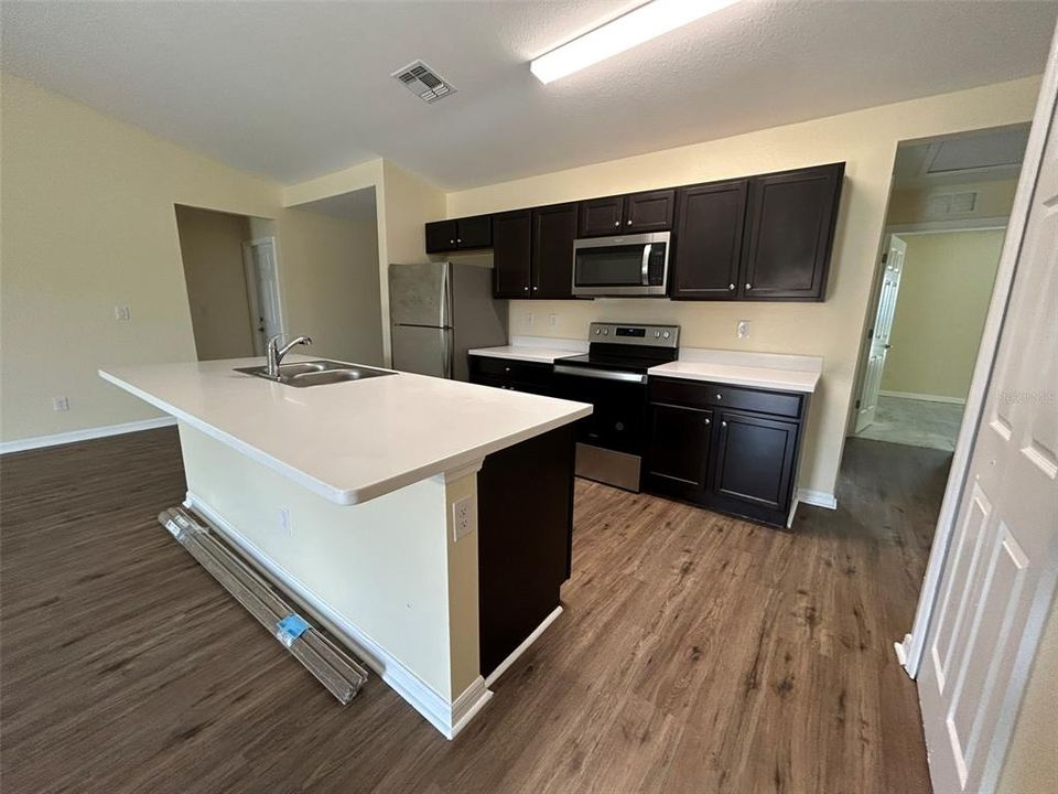 For Rent: $2,095 (4 beds, 2 baths, 1806 Square Feet)
