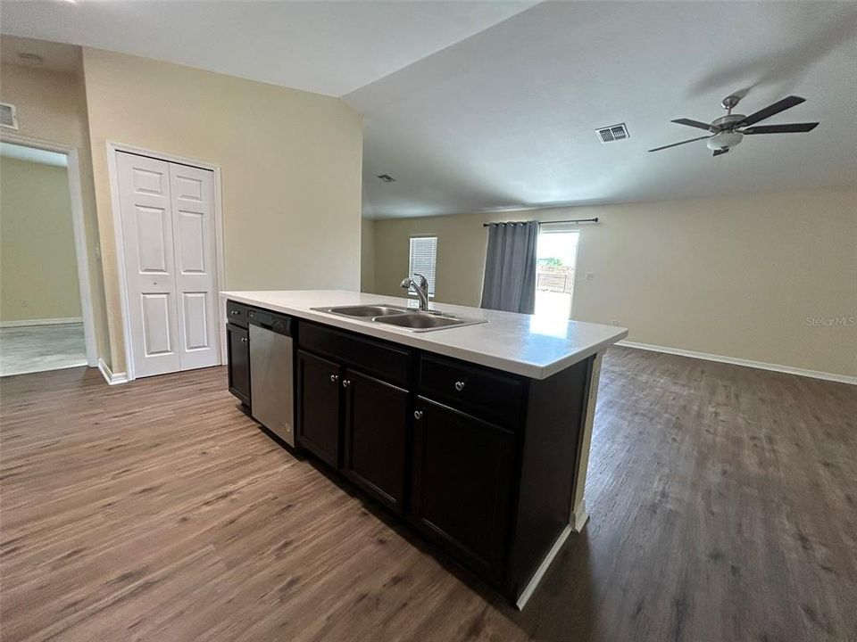 For Rent: $2,095 (4 beds, 2 baths, 1806 Square Feet)