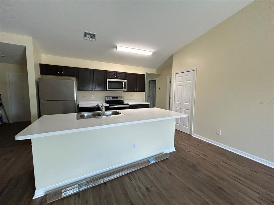 For Rent: $2,095 (4 beds, 2 baths, 1806 Square Feet)