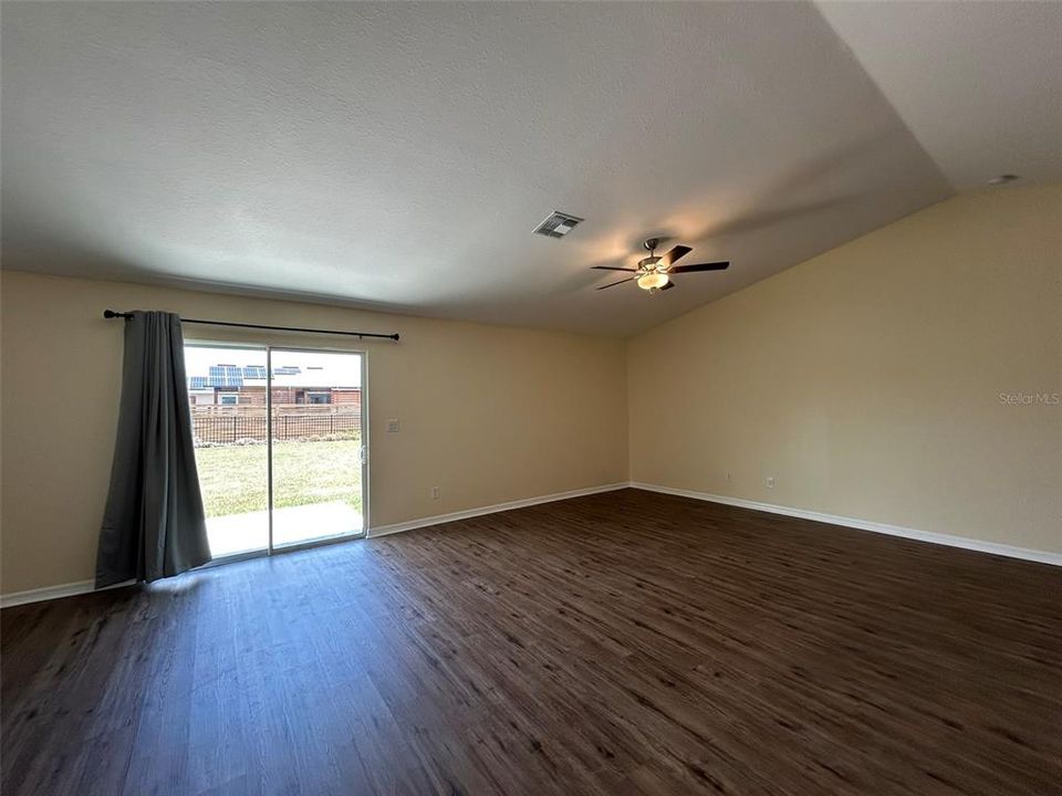 For Rent: $2,095 (4 beds, 2 baths, 1806 Square Feet)