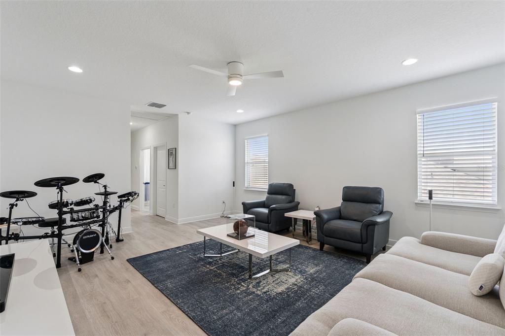 For Sale: $1,100,000 (7 beds, 4 baths, 3938 Square Feet)