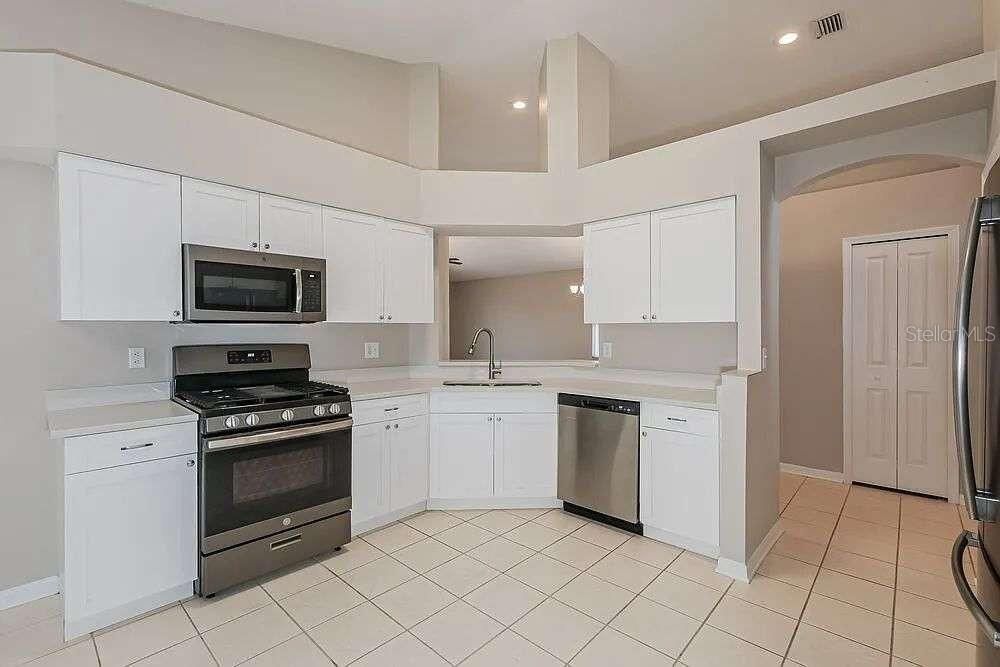 For Rent: $2,050 (4 beds, 2 baths, 2042 Square Feet)