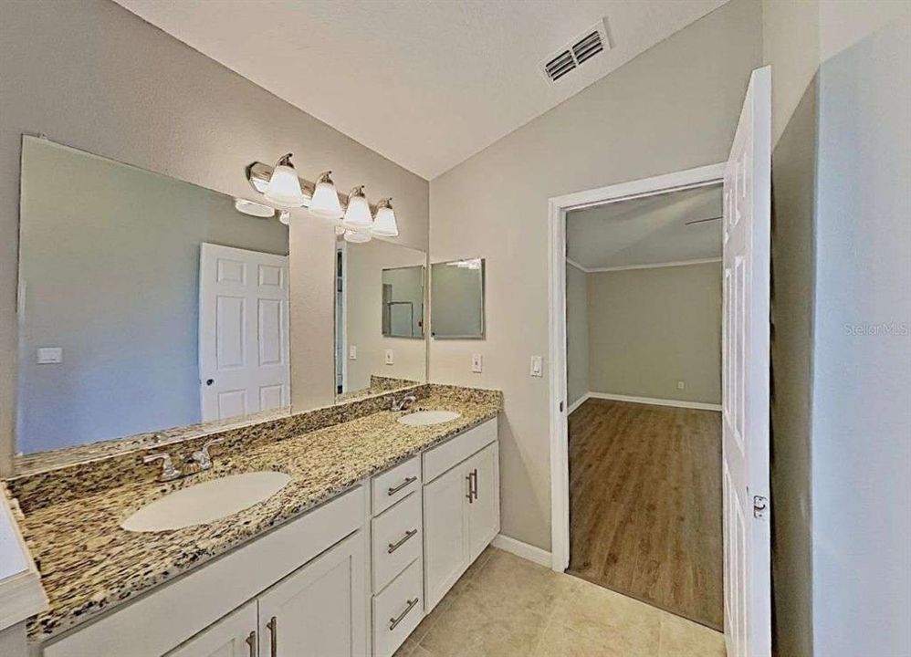 For Rent: $2,050 (4 beds, 2 baths, 2042 Square Feet)