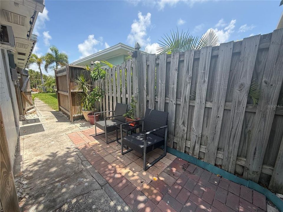 For Sale: $400,000 (2 beds, 2 baths, 1214 Square Feet)