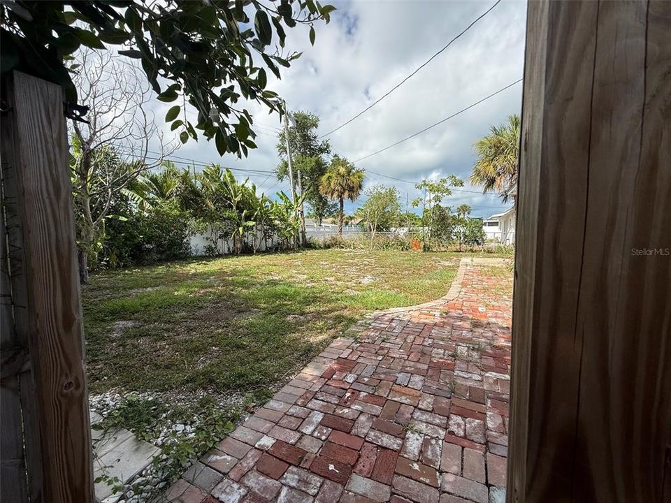 For Sale: $400,000 (2 beds, 2 baths, 1214 Square Feet)