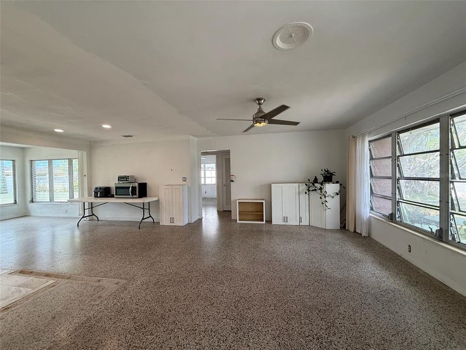For Sale: $400,000 (2 beds, 2 baths, 1214 Square Feet)