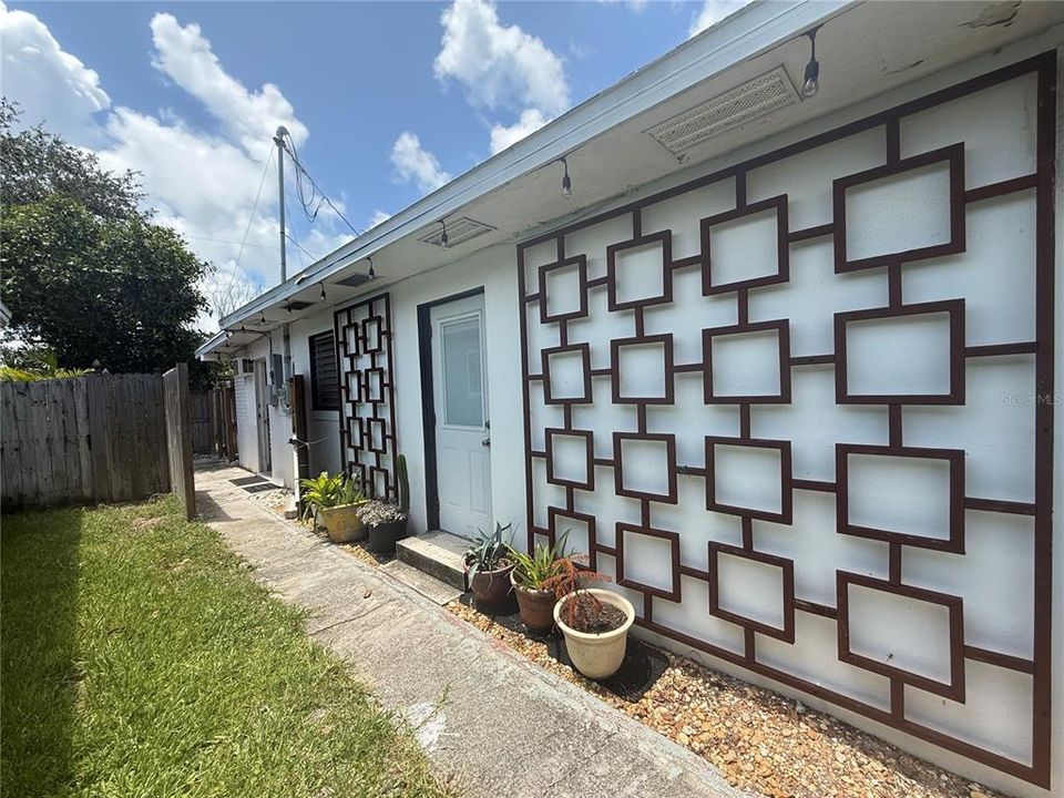 For Sale: $400,000 (2 beds, 2 baths, 1214 Square Feet)