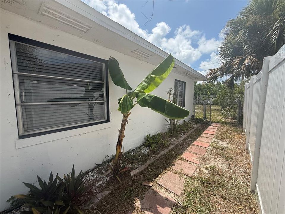 For Sale: $400,000 (2 beds, 2 baths, 1214 Square Feet)